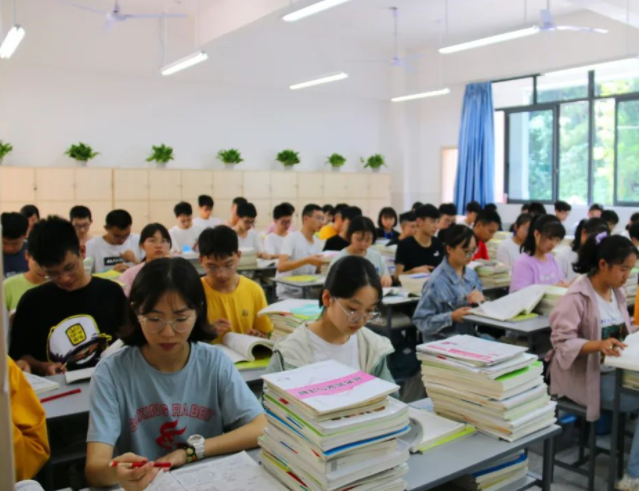 建造数字化精品课程完善空中课堂运行机制建立健全动态更新