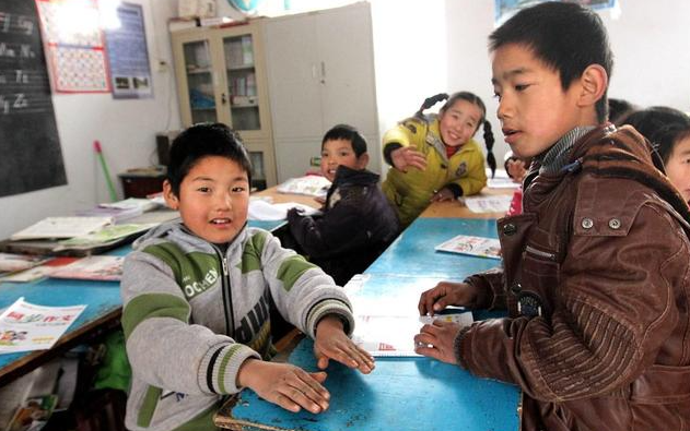 到校与留守儿童交流校园教师接力关怀用爱心填补空缺 到校与留守儿童交流校园教师接力关怀用爱心填补空缺