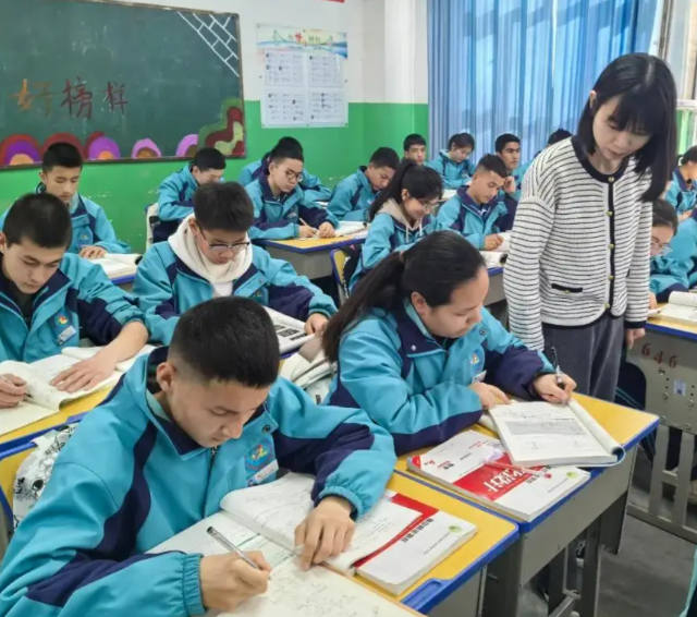 教育更深层次的命题同体认识专题教室里学生们正专心地看着屏幕 教育更深层次的命题同体认识专题教室里学生们正专心地看着屏幕